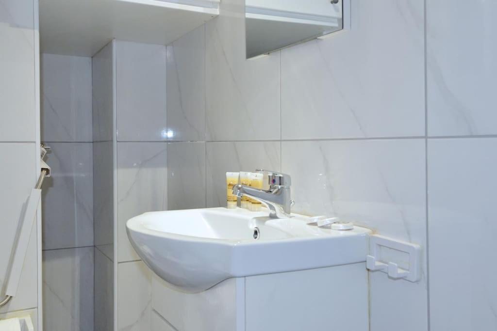 Minimal Apartment At The Foot Of The Odeon Of ... Athena Bagian luar foto
